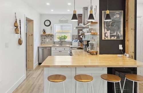 Central Fort Lauderdale House | Charming Farmhouse style w/cowboy pool in Fort Lauderdale