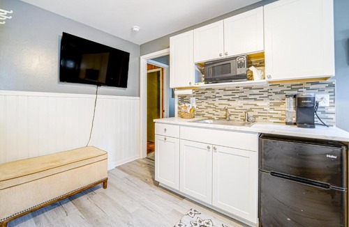 Geneva Apartment | Charming Geneva Vacation Rental ~ 5 Mi to Lake!
