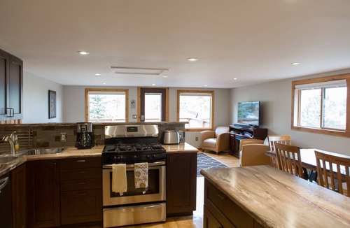 Estes Park House | Charming Hilltop Cottage Near Downtown Estes with Views A/C WIFI and Parking!