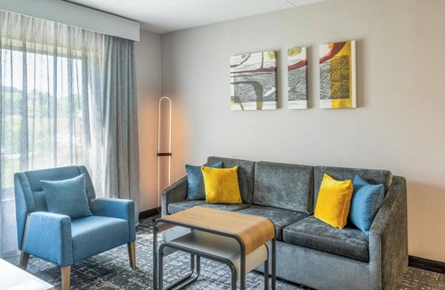 Canonsburg Hotel | Charming Modern Executive Suite Near Shops, Trails, and Southpointe Activities