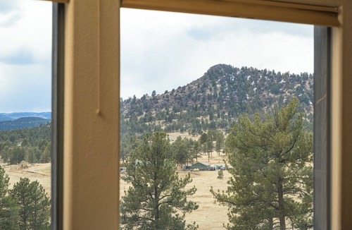 Florissant Cabin | Charming MTN Cabin Getaway - Hot Tub, Stunning Views, Fire Pit & 4 Acres