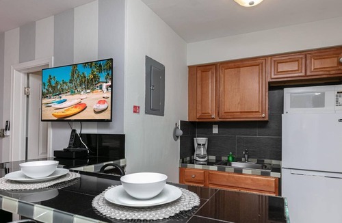 Poinciana Park Apartment | Charming Private Apartment with Full Kitchen – Perfect Location for students!