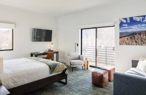 Silverthorne Hotel | Charming Room Near Silverthorne's Best Ski Slopes! Pets Allowed!