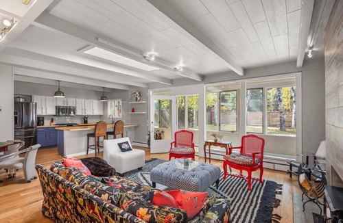 Aspen House | Charming Single-Level 3 Bed House in the desirable Cemetery Lane Neighborhood