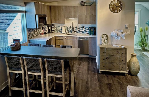 Luna Pier Apartment | Charming studio on the lake with beach access, cozy interior and private entry