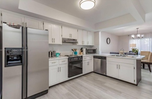 Lauderdale-by-the-Sea Ski Chalet | Charming 2-bedroom chalet with WiFi and AC in wonderful Lauderdale-by-the-Sea