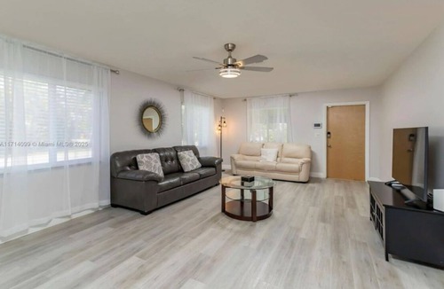 Lauderdale-by-the-Sea Ski Chalet | Charming 2-bedroom chalet with WiFi and AC in wonderful Lauderdale-by-the-Sea