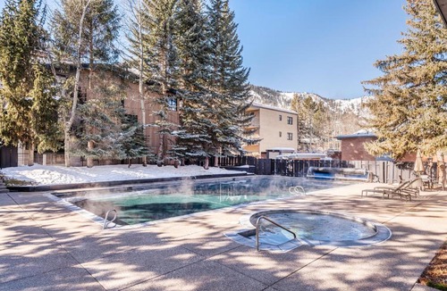 Aspen House | Chateau Roaring Fork Unit 37, Spacious Condo, Close to Downtown. Pool, Hot Tub, Fitness Center
