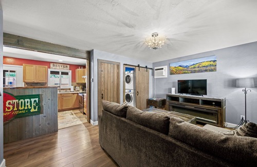 Montrose Cabin | Cheerful 2 bedroom cabin close to the hospitaln
