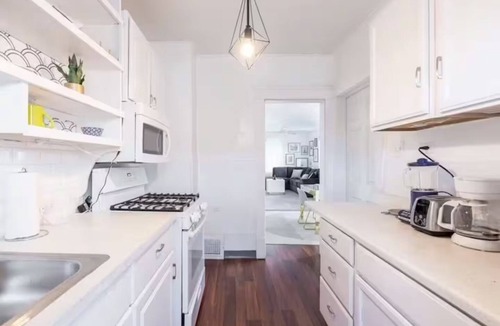 Cleveland Apartment | Cheerful Apt|10min Downtown|5min Zoo|10min Airport