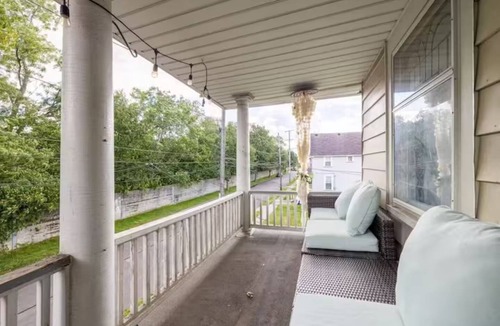 Cleveland Apartment | Cheerful Apt|10min Downtown|5min Zoo|10min Airport