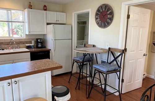 Montrose House | Cheerful historic Townsend Park bungalow in the heart of downtown!