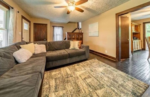 Akron House | Cheerful, Kenmore, Summit Lake