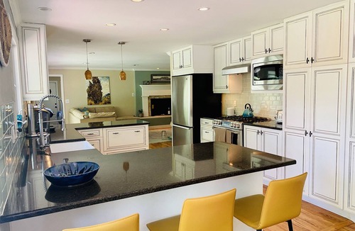 Goldsmith House | Cheerful three bedroom with stunning sunroom!