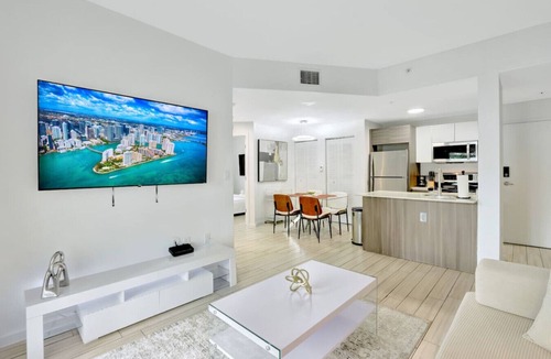 Midtown Apartment | Chic 2BR Edgewater Condo w/Views + Balcony