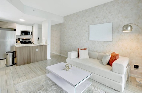 Midtown Apartment | Chic 2BR Edgewater Condo w/Views + Balcony