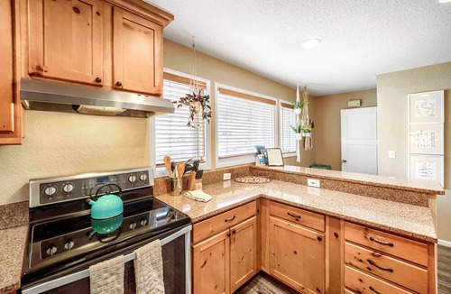 Intermountain Condo | Chic 3-Level Condo w/Private Deck, Hot Tub & BBQ
