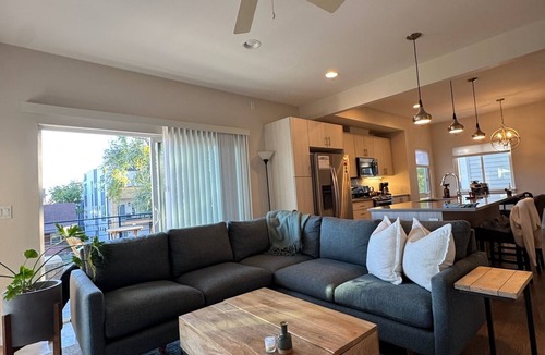 Jefferson Park House | Chic + cozy Jefferson Park townhome