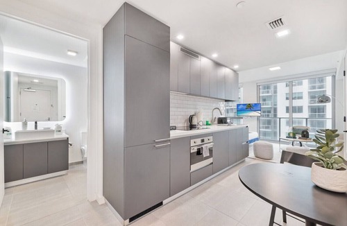 Downtown Miami Apartment | Chic Downtown Studio With Rooftop Pool and Gym