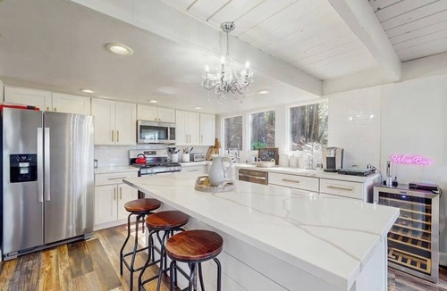 Twin Peaks Cabin | Chic, Pet Friendly House w/Gas Grill, AC & Back-Up Generator - Amazing View