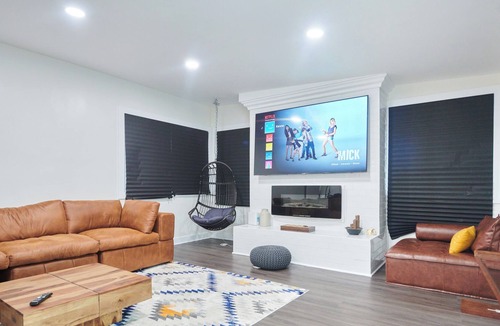 Vernon House | Chic Urban Retreat: Modern Oasis in Inglewood!