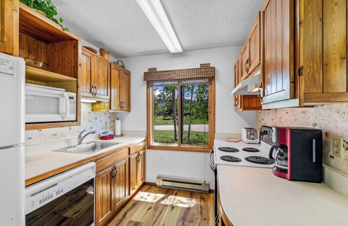 Clark Cabin | Chipmunk - Cozy pet friendly cabin