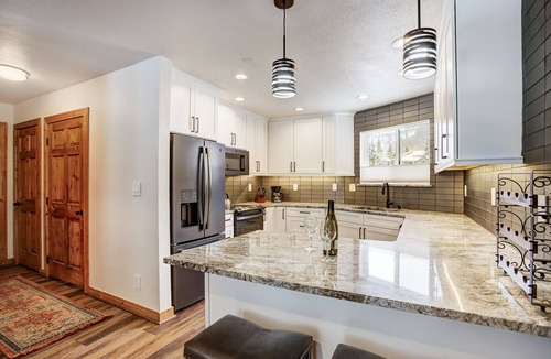 Mountain House Condo | Cinnamon Ridge Après Ski Retreat: Private Hot Tub + Walk to Slopes