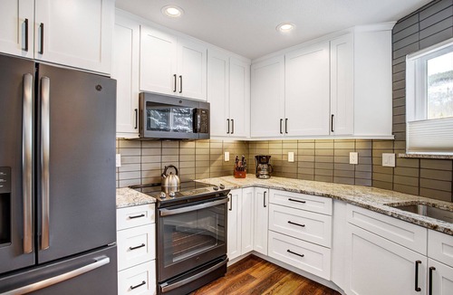 Mountain House Condo | Cinnamon Ridge Après Ski Retreat: Private Hot Tub + Walk to Slopes