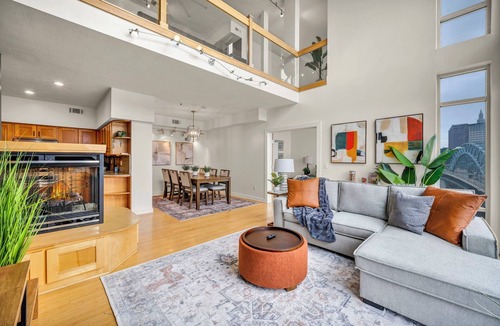 Ohio City Apartment | City Escape Penthouse - Free Parking 247 gym