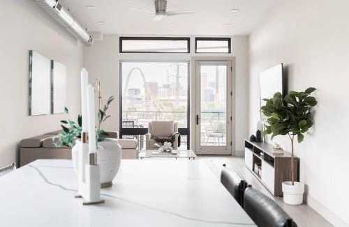 Jefferson Park House | City Views! - Chic Jefferson Park Condo - Tesoro