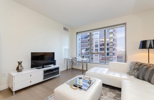Bunker Hill Apartment | Cityscape Luxury High-Rise 1-Bedroom