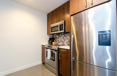 Bunker Hill Apartment | Cityscape Luxury High-Rise 1-Bedroom