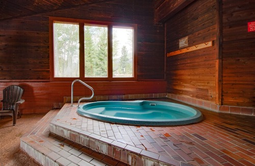 Wildernest Condo | Classy, family-friendly home with mountain views & shared pool and hot tub