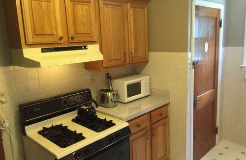 Cleveland House | CLE Garden Retreat, 4-Min to Airport & Metroparks, Ping Pong, BBQ & Private Yard