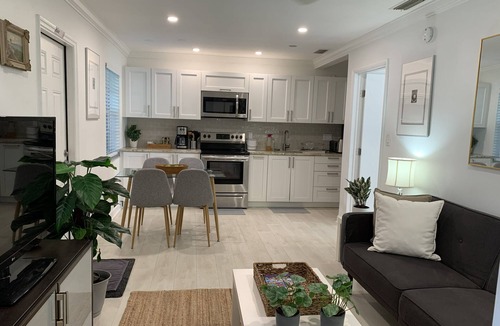 Tarpon River Cottage | Clean, Contemporary & Charming! 2/2 Cottage – Central Ft Lauderdale Near Beach