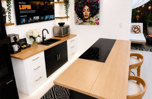 North Central Hollywood Villa | Clean luxury waterfront Villa near HardRock, Beaches, Airport & Restaurant.