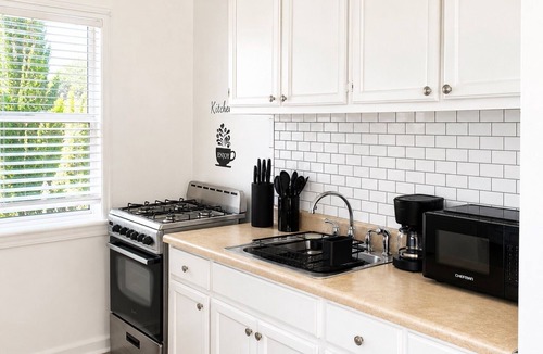 Glendale Apartment | Clean Private Apt in Modern Relaxation