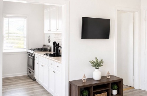 Glendale Apartment | Clean Private Apt in Modern Relaxation