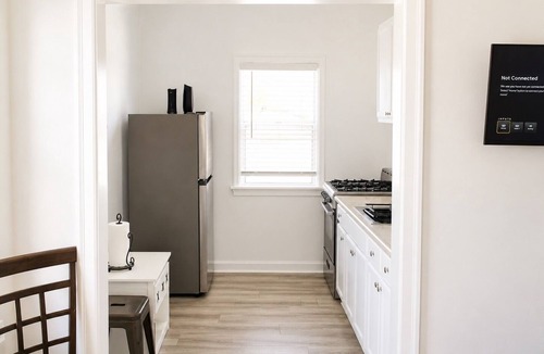 Glendale Apartment | Clean Private Apt in Modern Relaxation