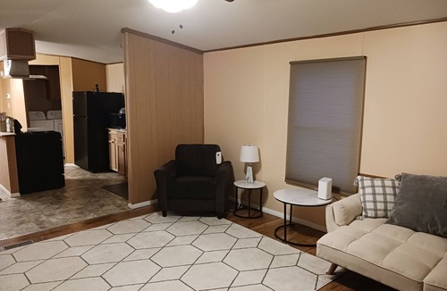 East Liverpool House | Clean, updated 3-bedroom mobile home in peaceful, Glenmoor Ohio with AC, WiFi