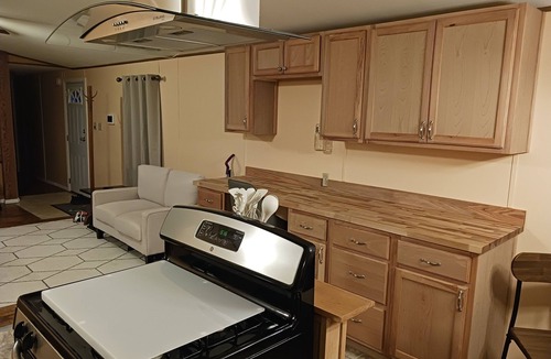 East Liverpool House | Clean, updated 3-bedroom mobile home in peaceful, Glenmoor Ohio with AC, WiFi