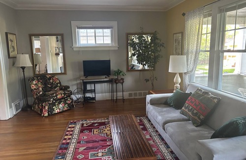 Cleveland Apartment | Cleveland Clinic, 7 minutes from: Rex2