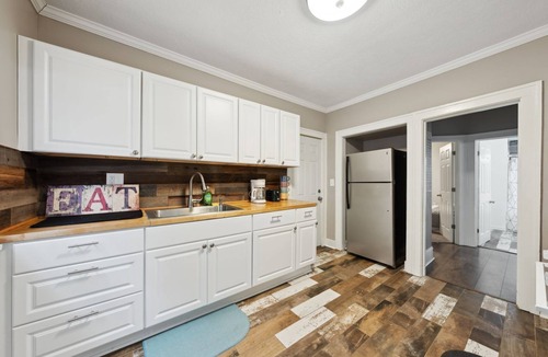 Cleveland Apartment | Close to Coventry, Little Italy and the Art Museum.