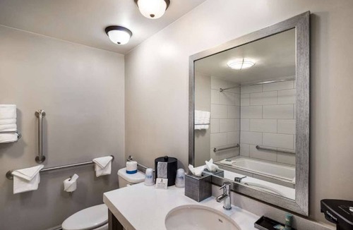 Glenwood Springs Hotel | Close to Downtown Charm | Free Parking & Breakfast