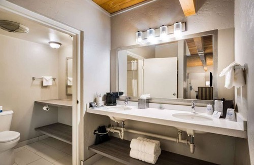 Glenwood Springs Hotel | Close to Downtown Charm | Free Parking & Breakfast