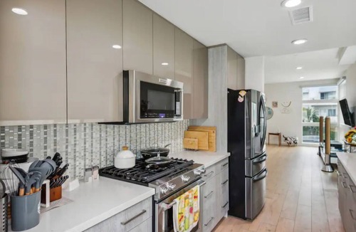 Sherman Oaks House | Close to Hollywood and Getty with a Panorama Deck