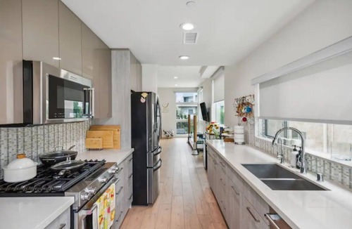 Sherman Oaks House | Close to Hollywood and Getty with a Panorama Deck