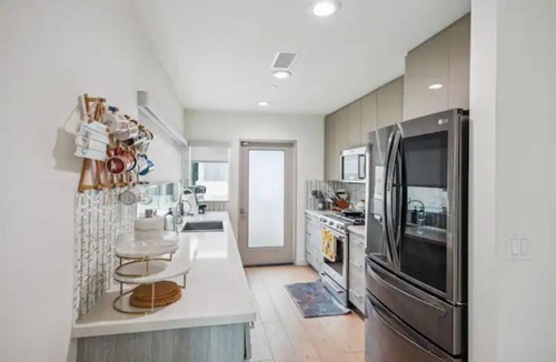 Sherman Oaks House | Close to Hollywood and Getty with a Panorama Deck