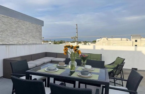 Sherman Oaks House | Close to Hollywood and Getty with a Panorama Deck