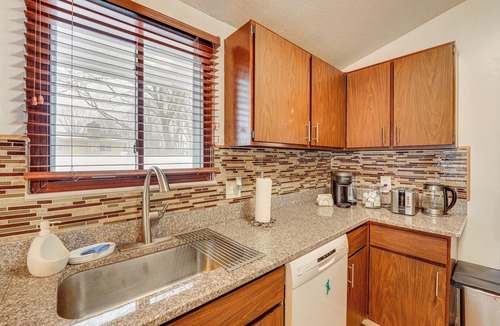 North Olmsted House | Close to Hospitals & Downtown: Cleveland Home